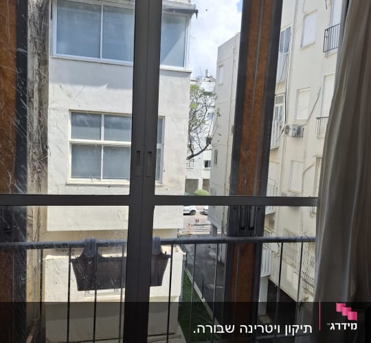 תהליך התקנת ציפוי חלונות וסרט הצללה על חלון הזזה גדול
